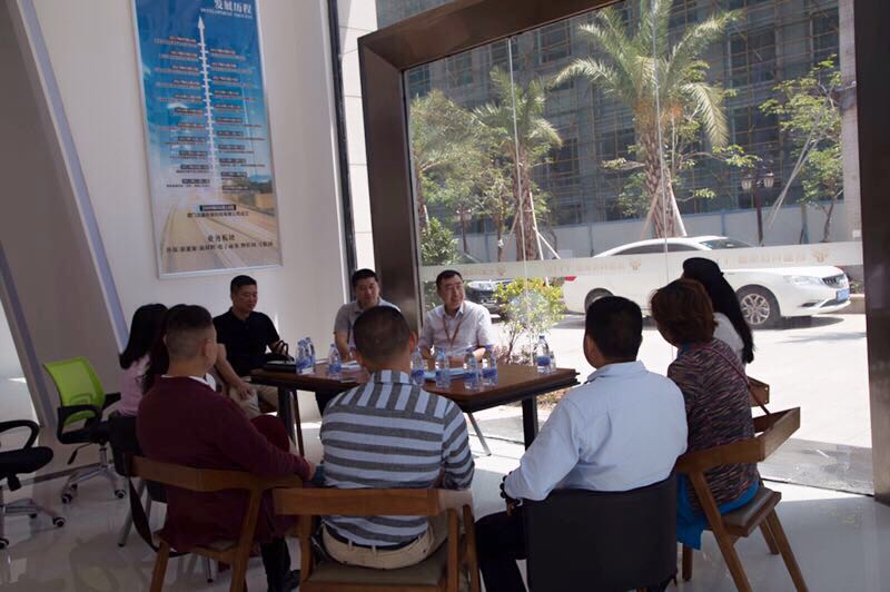 副總經(jīng)理李永鵬向會長一行介紹公司項(xiàng)目